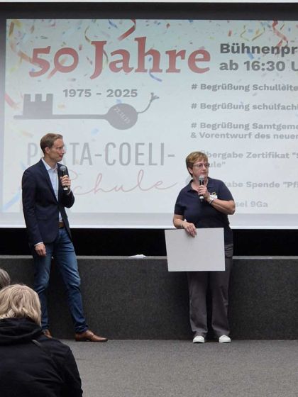 Scheckübergabe für die Ausstattung der Schulbibliothek