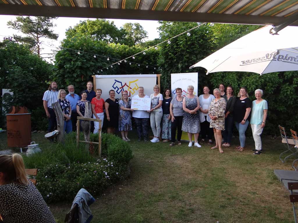 Gemeinsames Foto von Vorstand und Gästen im Garten der Gastwirtschaft „Hellwege“