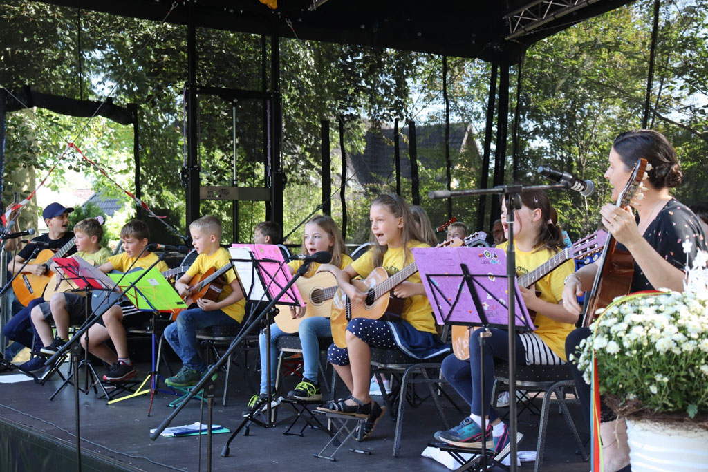 Gitarrenklassen der Grundschulen Himmelpforten und Hammah beim Alle-Samt-Gemeindefest