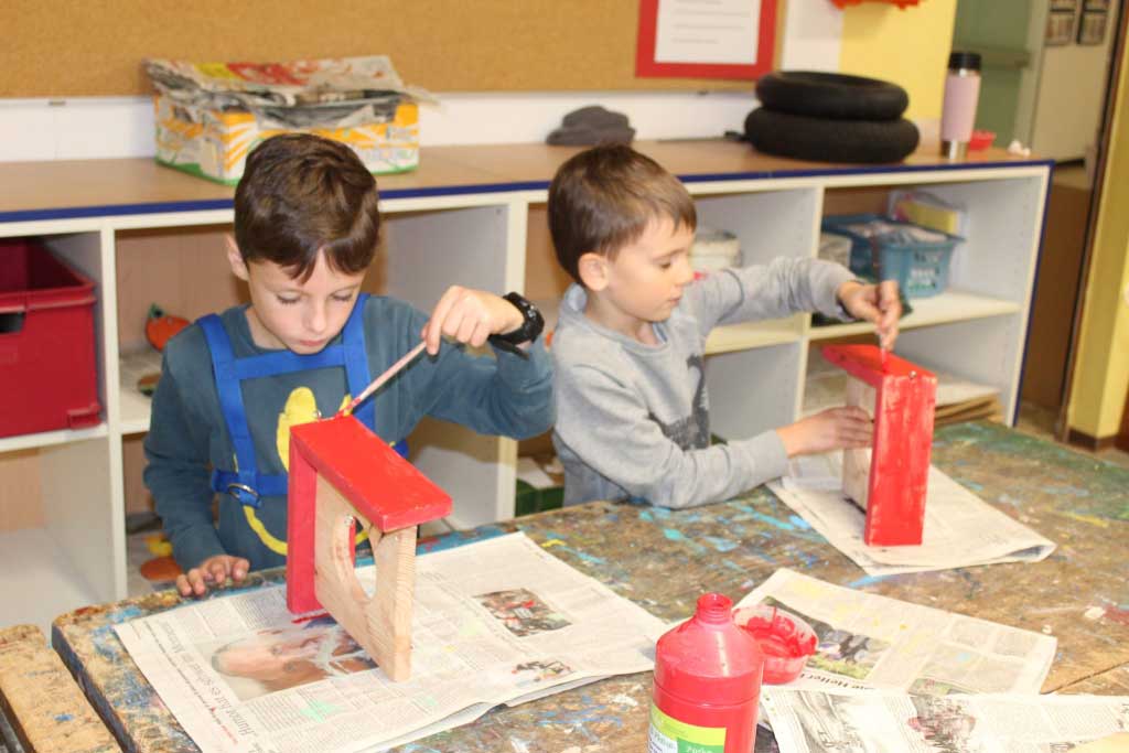 Bau von Vogelfutterstationen in der Grundschule Himmelpforten